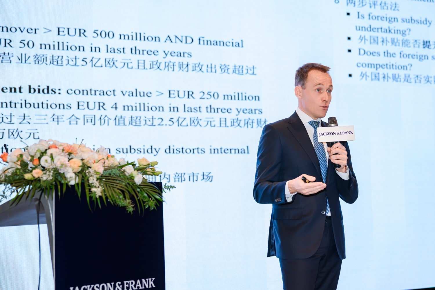 Martijn van de Hel presenting on EU investment screening